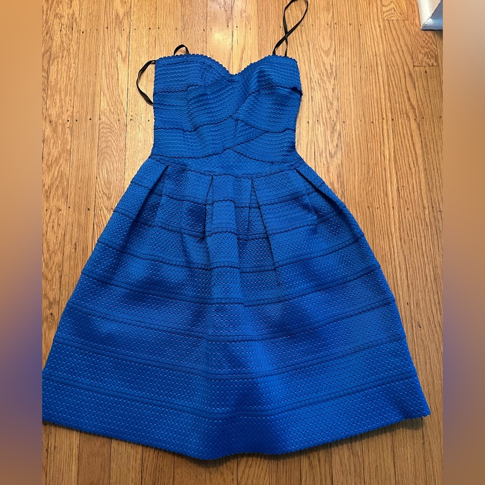 Cute strapless poplin dress. Fit and flare